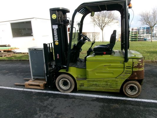 Chariot élévateur électrique Clark GEX25 - 1